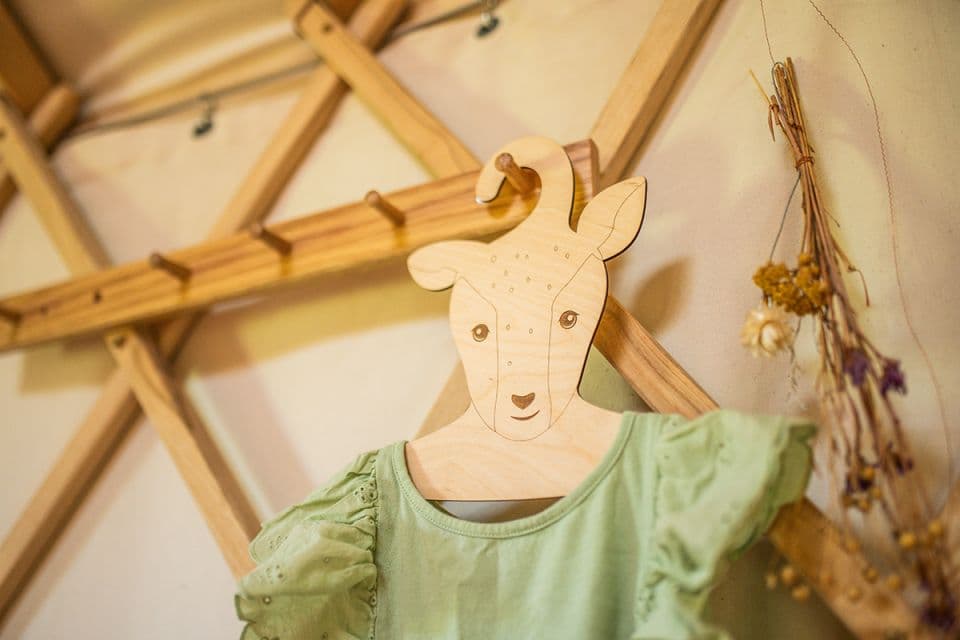 BeWooden Dřevěné ramínko srnka Lenka
