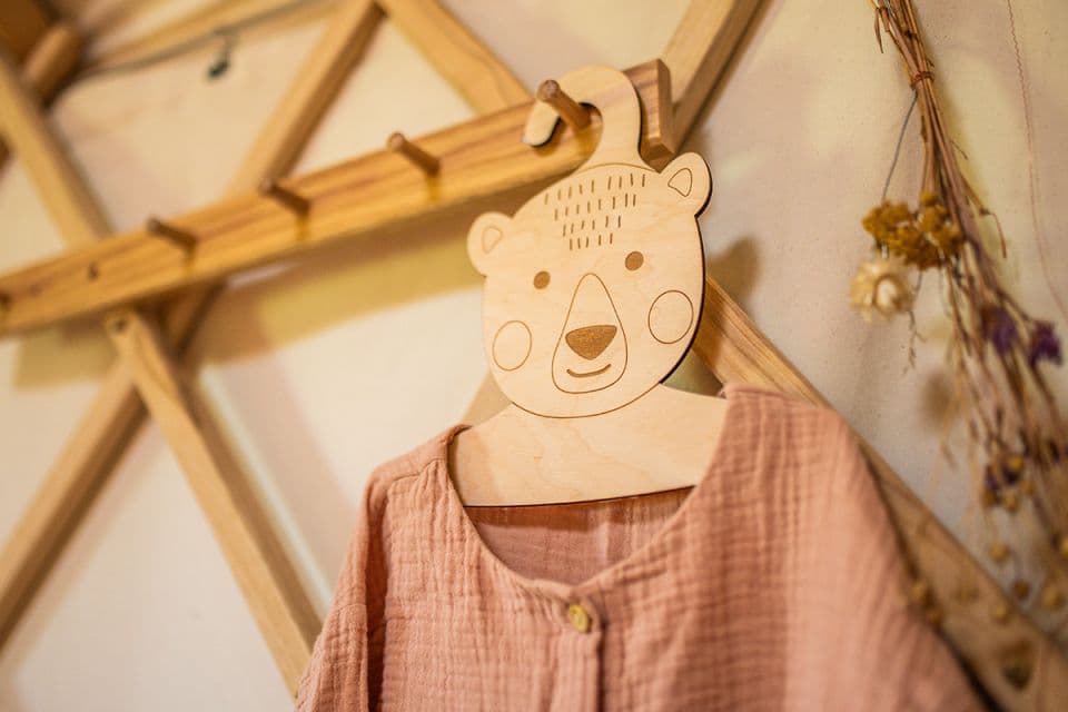 BeWooden Dřevěné ramínko Méďa Péťa