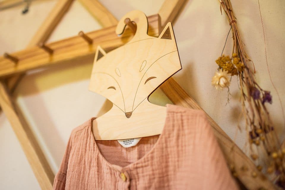 BeWooden Dřevěné ramínko liška Eliška