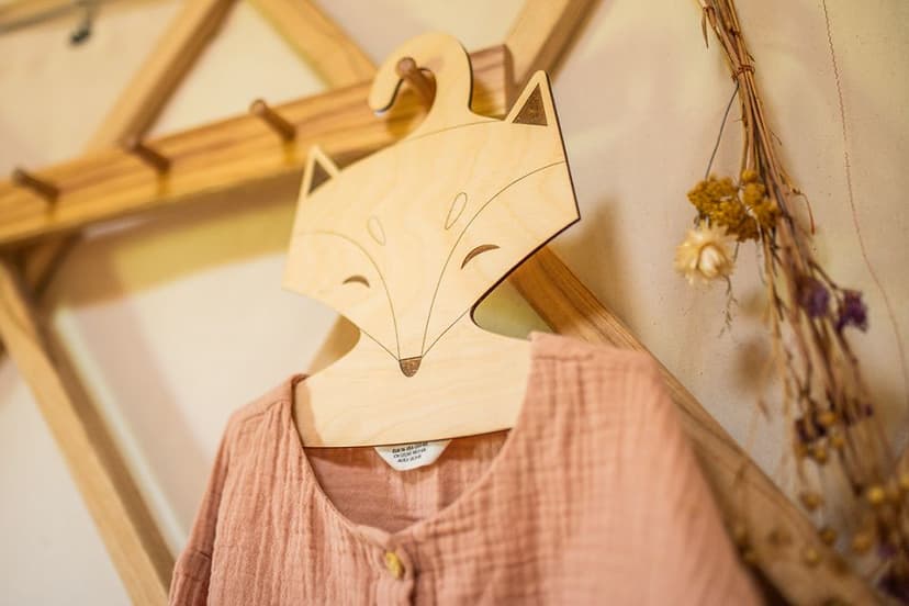 BeWooden Dřevěné ramínko liška Eliška